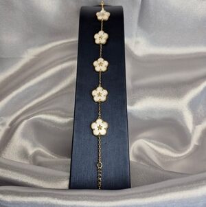 NIB Gold plated five petal flowers white mother of pearl double sided bracelet